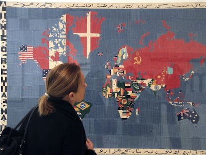 Una mujer observa un mapa del mundo