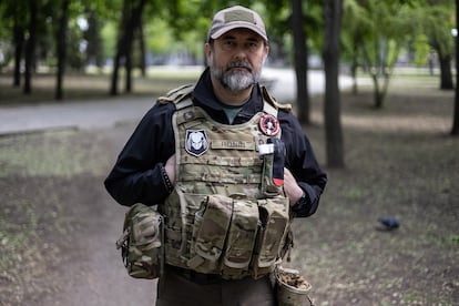 Serhii Haidai, gobernador de Lugansk, en un parque de Bajmut, el 13 de mayo.