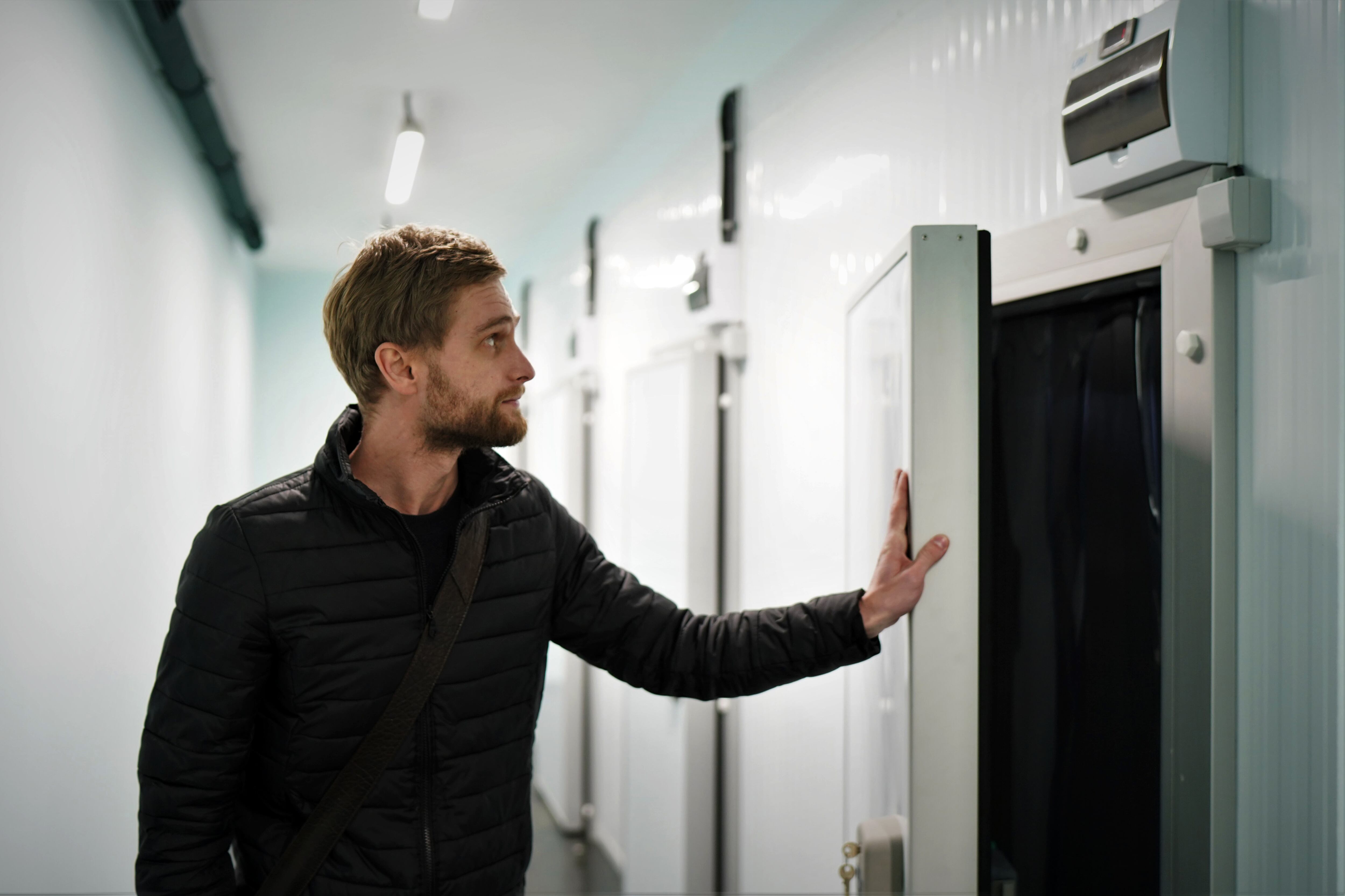 Filippenko muestra el búnker refrigerado, que dispone de cuatro cámaras independientes.