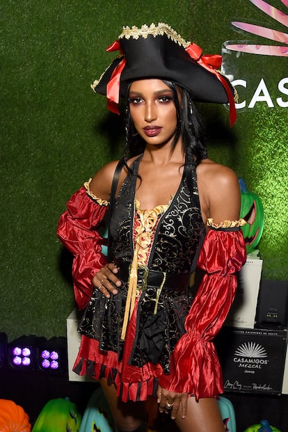 La modelo Jasmine Tookes recurrió al siempre eficaz disfraz de pirata para acudir a la fiesta de Casamigos que se celebró en una mansión de Beverly Hills.