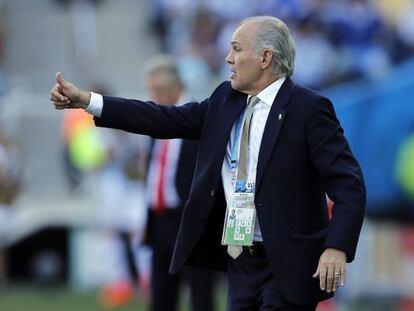 Alejandro Sabella gesticula durante el Argentina-Suiza del Mundial 2014