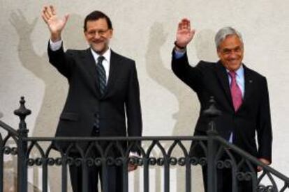 El mandatario de Chile, Sebastián Piñera (i), recibe al presidente del Gobierno español, Mariano Rajoy (d),  durante su encuentro en el Palacio de la Moneda, en Santiago de Chile.