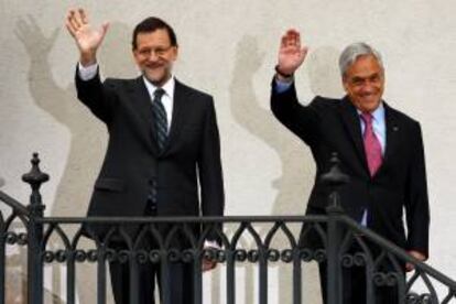 El mandatario de Chile, Sebastián Piñera (i), recibe al presidente del Gobierno español, Mariano Rajoy (d), durante su encuentro en el Palacio de la Moneda, en Santiago de Chile.
