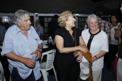 Tras el recorrido por el domicilio del expresidente y su esposa, la senadora Lucía Topolansky, los tres se desplazaron en su popular Volkswagen 'fusca' azul a Quincho de Varela, el asador de confianza del veterano político uruguayo.