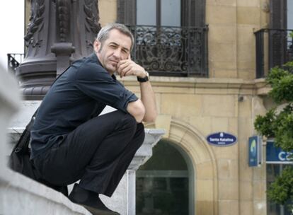 Oskar Tejedor, ayer frente al edificio donde Balenciaga tuvo uno de sus últimos talleres en San Sebastián.