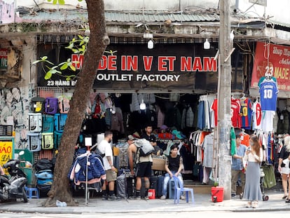 Un comercio textil en una calle de Hanoi, capital de Vietnam, el 3 de abril.