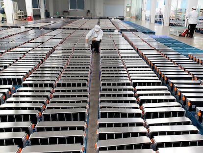 Trabajadores de la factoría china de baterías para coches eléctricos de Xinwangda, en Nanjing.