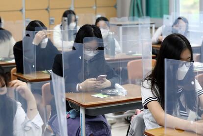 Alumnas de la escuela de secundaria Jeonmin de Daejeon (Corea del Sur) esperan que comience la clase.