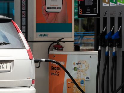 Un coche reposta en una gasolinera de Madrid, el pasado 8 de abril.