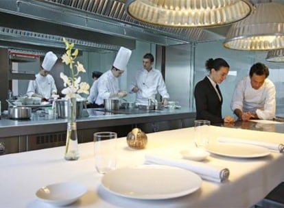 Cocineros y comensales se dan la cara en el restaurante Dos Cielos.