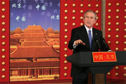 El presidente de Estados Unidos, George W. Bush, durante la rueda de prensa ofrecida hoy en Pakín.