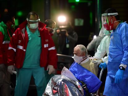 Un adulto mayor con síntomas de coronavirus es trasladado a un hospital en Buenos Aires, Argentina.