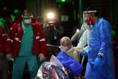 Un adulto mayor con síntomas de coronavirus es trasladado a un hospital en Buenos Aires, Argentina.