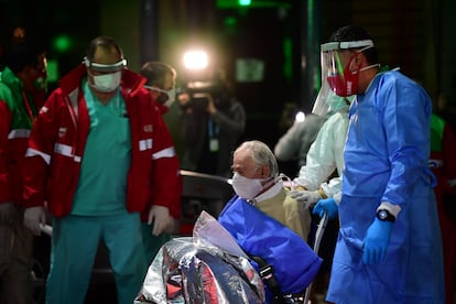 Un adulto mayor con síntomas de coronavirus es trasladado a un hospital en Buenos Aires, Argentina.