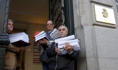 Representantes de familiares de víctimas del franquismo presentan en la sede del CGPJ 100.000 firmas en apoyo al juez de la Audiencia Nacional, Baltasar Garzón.
