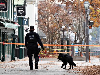 Un policía camina cerca de donde un hombre mató a dos personas en Quebec, este domingo.