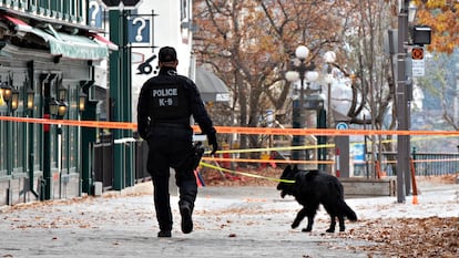 Un policía camina cerca de donde un hombre mató a dos personas en Quebec, este domingo.