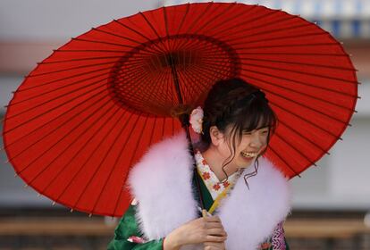 Una participante japonesa, vestida con un kimono japonés, posa para una foto después de una ceremonia de llegada de la mayoría de edad en el parque de atracciones Toshimaen en la fiesta nacional en Tokio (Japón).