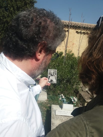 Sergio del Molino  en el cementerio de los alemanes de Zaragoza con una foto antigua del lugar.