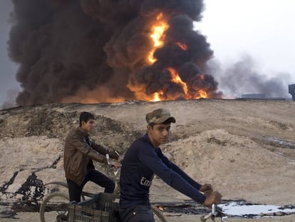 Un pozo petrolero quemado el domingo a 50 kil&oacute;metros de Mosul.