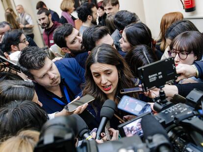 La ministra de Igualdad, Irene Montero, atiende a medios a su llegada a un pleno del Senado, el pasado 31 de enero de 2023, en Madrid.