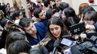 La ministra de Igualdad, Irene Montero, rodeada el martes de periodistas a su llegada al pleno del Senado.