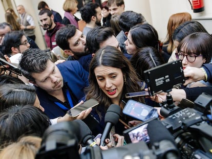 La ministra de Igualdad, Irene Montero, rodeada el martes de periodistas a su llegada al pleno del Senado.