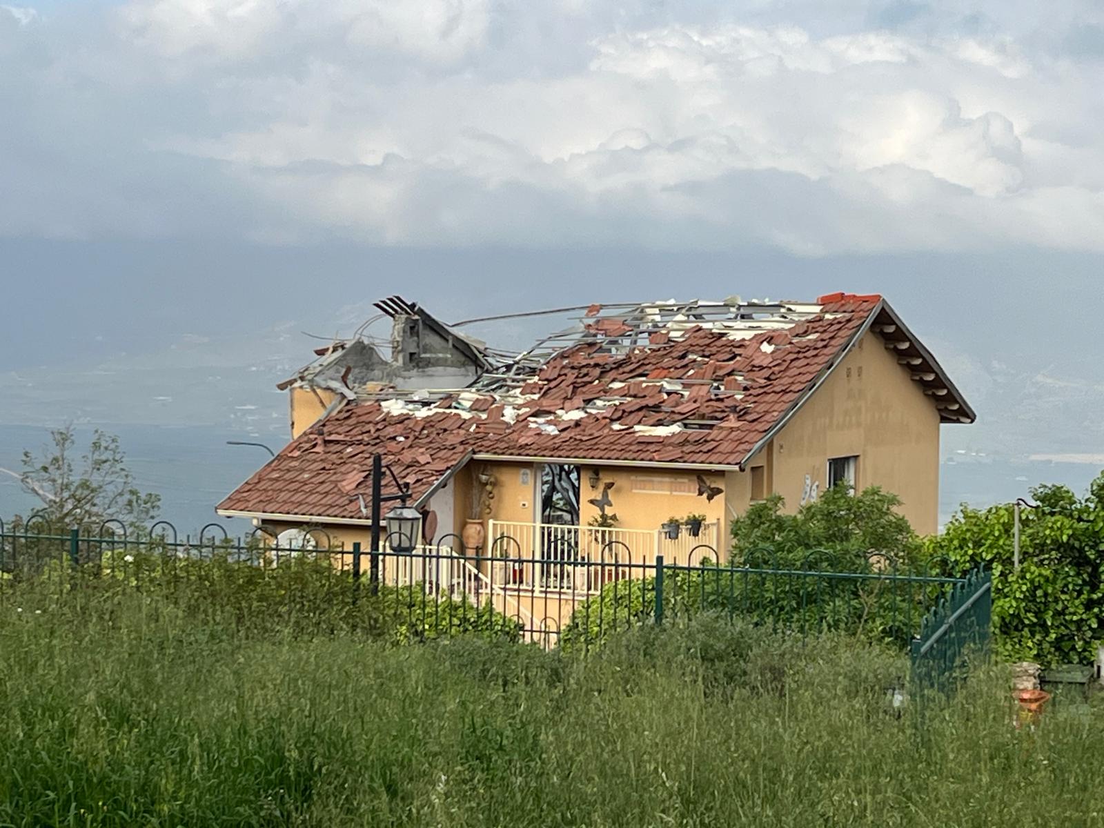 Casa dañada, aparentemente por un proyectil de Hezbolá, en Misgav Am, en Israel, este domingo.