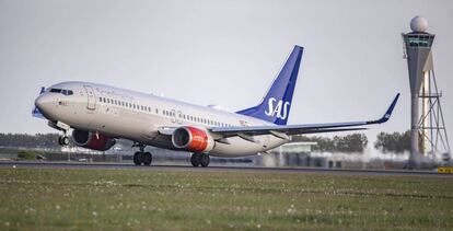 Un avión de la aerolínea escandinava SAS en el aeropuerto de Amsterdam.