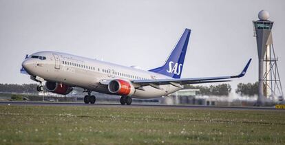 Un avión de la aerolínea escandinava SAS en el aeropuerto de Amsterdam. 