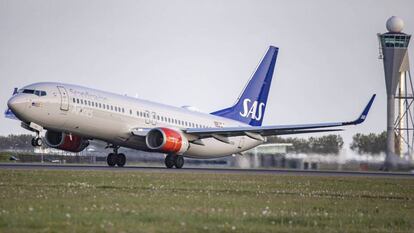 Un avión de la aerolínea escandinava SAS en el aeropuerto de Amsterdam. 