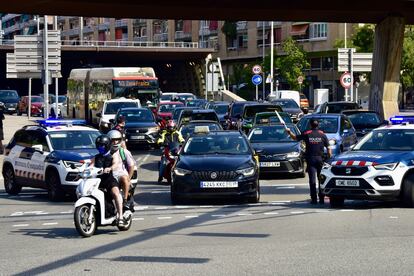 Agentes de los Mossos d'Esquadra realizan un control en el límite entre Barcelona y L'Hospitalet de Llobregat, en la plaça d'Ildefons Cerdà.