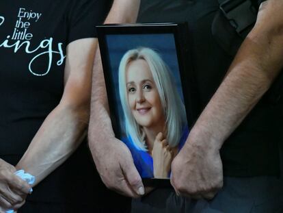 Una persona sujeta una foto de la exdiputada ucraniana Irina Farion durante su entierro en Lviv, Ucrania, el 22 de julio.