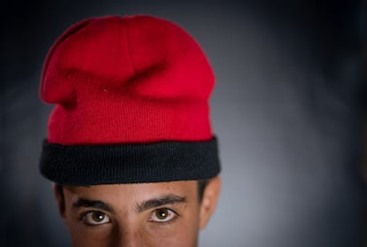 Mohammed, 16, com seu gorro. "Meu pai trabalhava em Damasco. O comprou lá e deu para mim. A vida era magnífica então", diz. Ele ainda se lembra do início do conflito na Síria. "Matavam crianças e bombardeavam casas. Meu pai temia por nossas vidas e por nosso futuro", conta." Quando tivemos que deixar a Síria, era inverno. Lembro de cruzar um vale onde o terreno era difícil de entrar. Era perigoso, os carros escorregavam no gelo." Mohammed trouxe o maior número de roupas que pôde, mas o gorro segue sendo seu item mais querido.