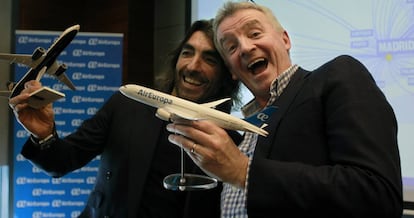 El consejero delegado de Ryanair, Michael O&#039;Leary (derecha), y el consejero ejecutivo de Globalia, Javier Hidalgo, ayer en Madrid.