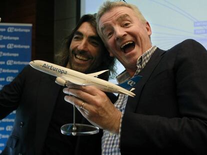 El consejero delegado de Ryanair, Michael O&#039;Leary (derecha), y el consejero ejecutivo de Globalia, Javier Hidalgo, ayer en Madrid.