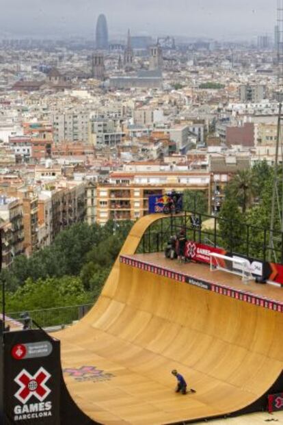 Instalaciones para las pruebas de 'skating' con Barcelona, la catedral y la torre Agbar de fondo.