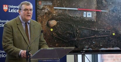El arqueólogo Richard Buckley durante la rueda de prensa en la que él y sus colegas confirmaron que los restos que habían hallado en septiembre pertenecían a Ricardo III.