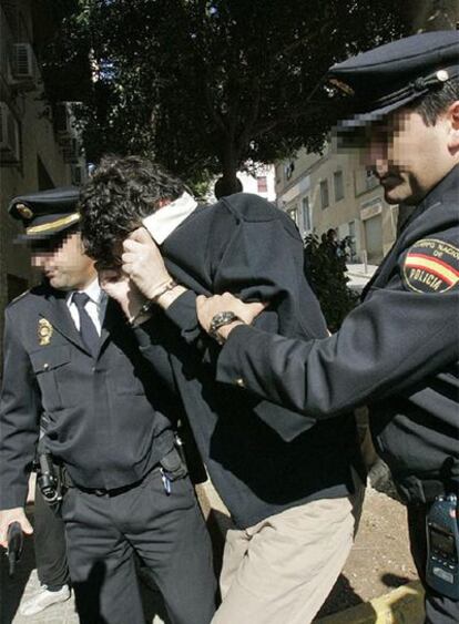 El presunto agresor de la mujer ilicitana, llega ayer al juzgado, conducido por la policía.