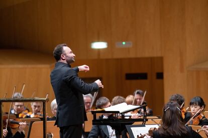 El director Kirill Petrenko al frente de la Filarmónica de Berlín, el viernes en Zaragoza.