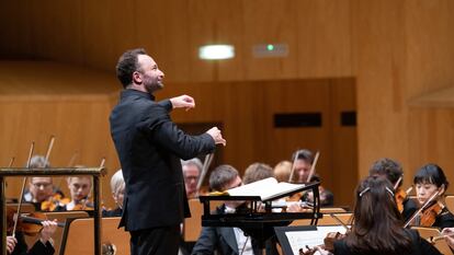 El director Kirill Petrenko al frente de la Filarmónica de Berlín, el viernes en Zaragoza.