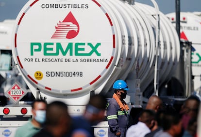 Un trabajador de la petrolera estatal mexicana PEMEX, el 27 de agosto de 2020.