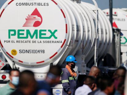Un trabajador de la petrolera estatal mexicana PEMEX, el 27 de agosto de 2020.