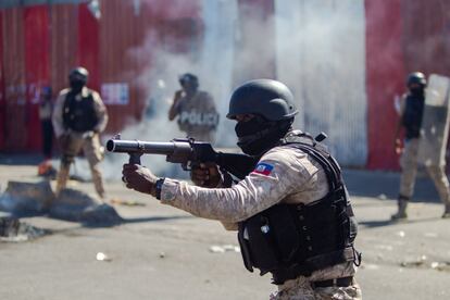 Miembros de la policía se enfrentan con manifestantes durante las protestas.