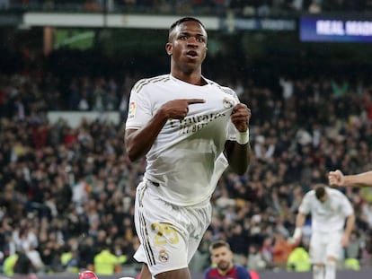 Vinicius celebra el 1-0 al Barcelona en el Bernabéu.