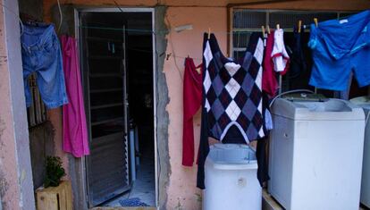 A casa onde Vitória vive com a mãe e o filho, na periferia da zona norte de São Paulo