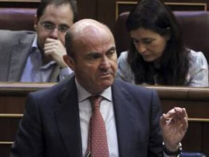 El ministro de Economía y Competitividad, Luis de Guindos, durante su intervención hoy en el pleno del Congreso de los Diputados.