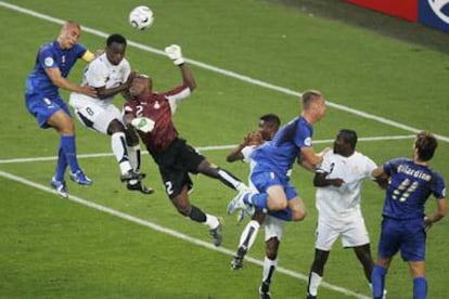 Cannavaro y Essien (a la izquierda) saltan para intentar cabecear el balón, al que no llega el portero ghanés, Kingston, en su estirada.