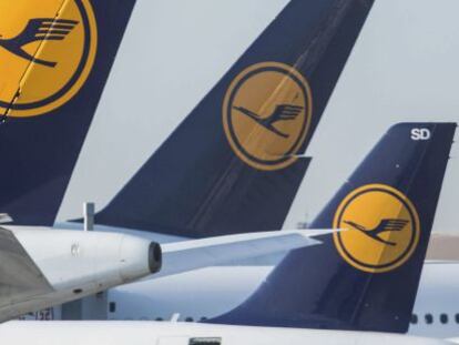 Varios aviones de Lufthansa permanecen aparcados en el aeropuerto de Fr&aacute;ncfort (Alemania).