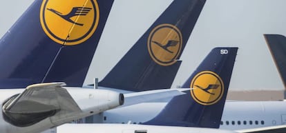 Varios aviones de Lufthansa permanecen aparcados en el aeropuerto de Fr&aacute;ncfort (Alemania).